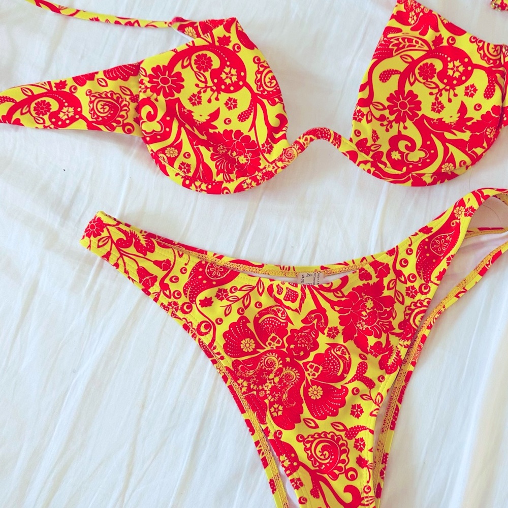 Swim suit yellow and red. Size small
Brand new.